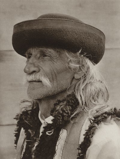 Rumunsko: Arbora, starý rolník (černobílá fotografie) od Kurt Hielscher