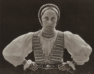 Rumunsko: Žalud, Saska (černobílá fotografie) od Kurt Hielscher
