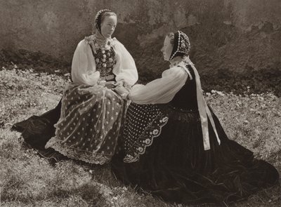 Rumunsko: Lechinta, saské dívky v nedělním kroji (č/b foto) od Kurt Hielscher