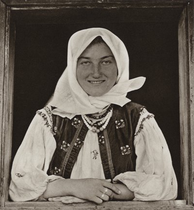 Rumunsko: Oncesti, U okna (č/b foto) od Kurt Hielscher