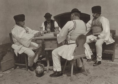 Rumunsko: Poiana-Sibiului, Vychutnáváme si sklenku vína (černobílá fotografie) od Kurt Hielscher