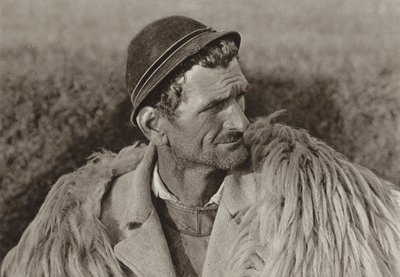Rumunsko: Pastýř Santa Maria (černobílá fotografie) od Kurt Hielscher