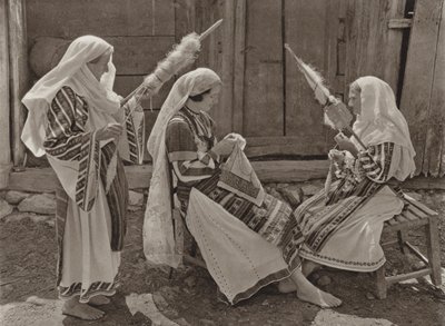 Rumunsko: Tismana, Spinners (č/b foto) od Kurt Hielscher