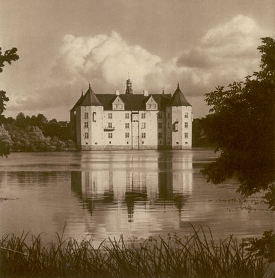 Zámek Glucksburg u Flensburgu (Schleswig); Zámek Glucksburg poblíž Flensburg (Šlesvicko) (černobílá fotografie) od Kurt Hielscher