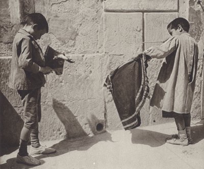 Španělsko: Chlapci hrají na býčí zápasy (černobílá fotografie) od Kurt Hielscher