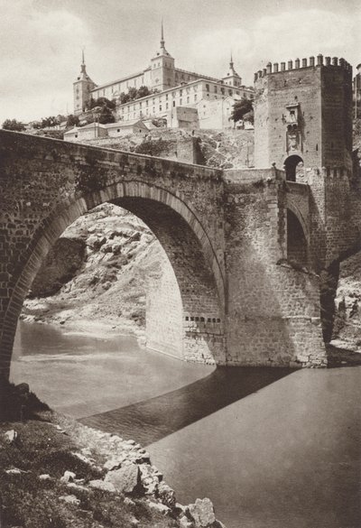 Španělsko: Toledo, most Alcantara s Alcazarem v pozadí (černobílá fotografie) od Kurt Hielscher