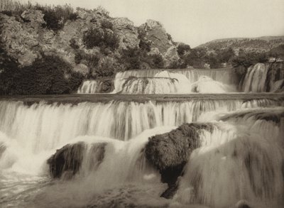 Jugoslávie: Vodopády Krka (černobílá fotografie) od Kurt Hielscher