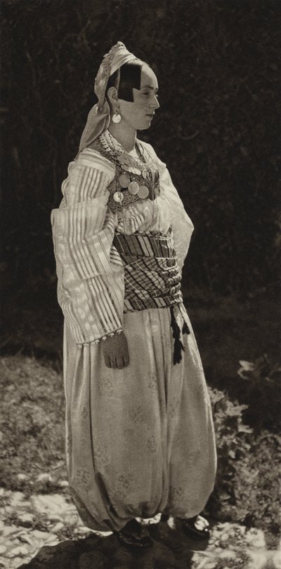 Jugoslávie: Prizren, Ženy v národním kroji (č/b foto) od Kurt Hielscher