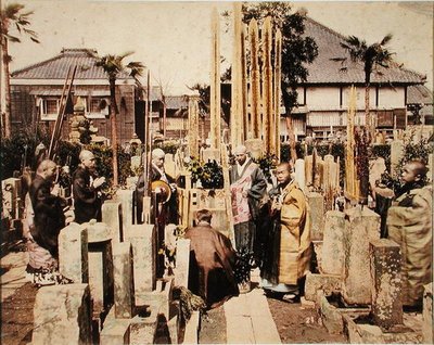 Japonský pohřeb (ručně barevný tisk z bílků) od Kusakabe (attr. to) Kimbei