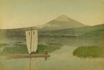 Japonsko: Mount Fuji-Yama (Fuji Yama) s plachetnicí v popředí na jezeře Hokome od Kusakabe Kimbei