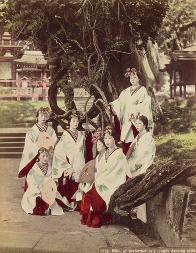 Miko, aneb vystupování v chrámovém tanci v Naře, kolem roku 1890 od Kusakabe Kimbei