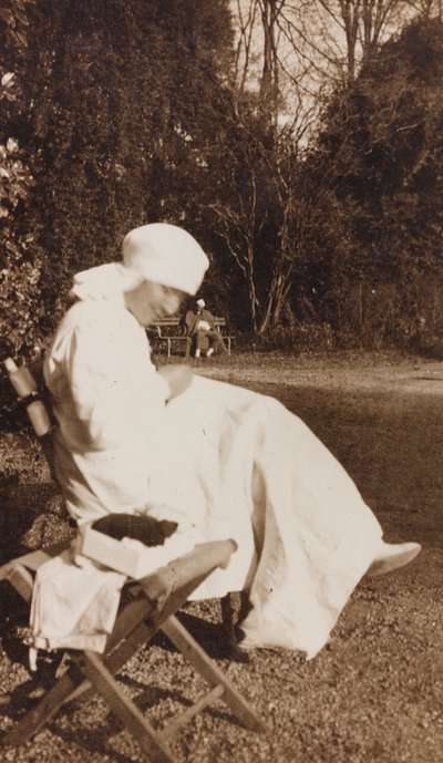 Album první světové války ve Friuli-Venezia Giulia: portrét zdravotní sestry Červeného kříže v parku Villa Brazzà, kde sídlí 17 válečná nemocnice v Soleschiano Manzano (černobílá fotografie) od L. Verdiani