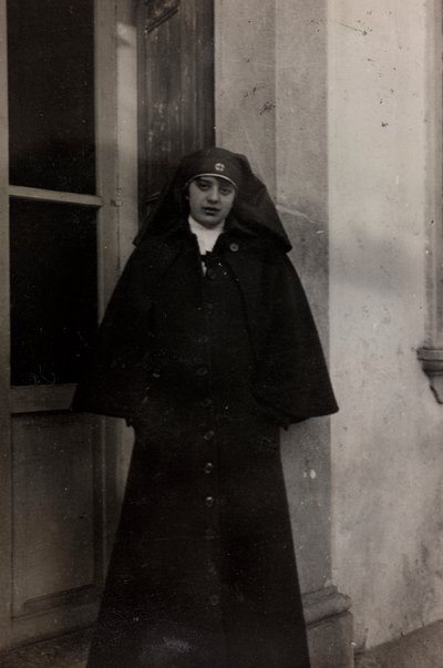 Album první světové války ve Friuli-Venezia Giulia: portrét zdravotní sestry Červeného kříže Eleny Bianconcini ve Villa Brazzà, kde sídlí 17 válečná nemocnice v Soleschiano Manzano (černobílá fotografie) od L. Verdiani