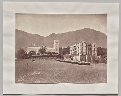 Bez názvu (Hong Kong, St. John’s Cathedral, from Parade Ground, H.M. Regiment on Parade) od Lai Fong (Afong Studio)