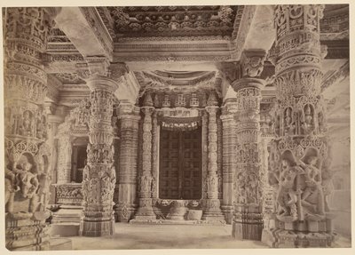 Dveře a horní pilíře, chrám Delwara, Mount Abu od Lala Deen Dayal