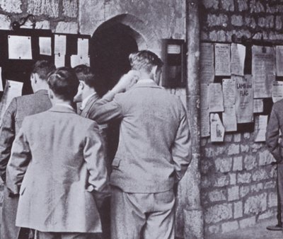 Po Hallovi při pohledu na nástěnku vysoké školy od Laszlo Moholy-Nagy