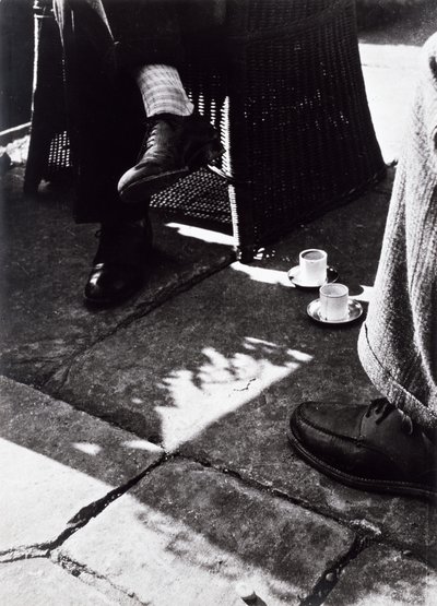 U kávy (staroroční želatinová stříbrná fotografie) od Laszlo Moholy Nagy