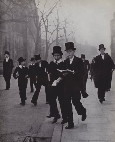 Mezi kaplí a školou, Eton (černobílá fotografie) od Laszlo Moholy-Nagy