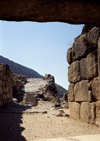 Pohled do aleje od Brány lvů: místo starověkého města Mycenes, na Peloponésu (1500-1100 př.nl) Řecko od Late Helladic Period Mycenaean