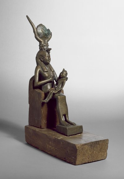 Votivní soška Isis kojící dítě Horus, nalezená v Sakkaře spolu s původním dřevěným trůnem a podstavcem (bronzová) od Late Period Egyptian