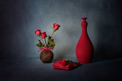 Elegantní zátiší s červenou růží od Leah Xu