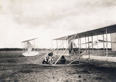 Leon Bollee pracující na letadle bratří Wrightů, kolem roku 1909 od Leon Bollee