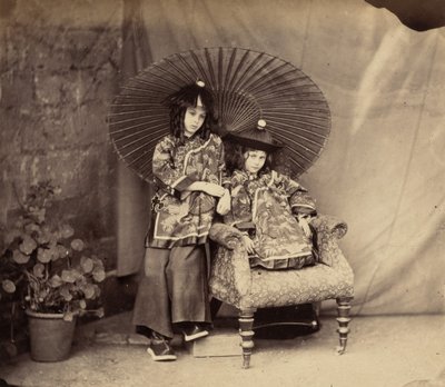 Lorina a Alice Liddellové v čínských šatech, 1860. od Lewis Carroll