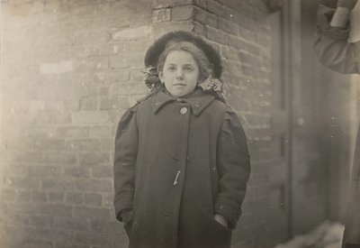 Mery Hornová, nahrbená, zhoršená těžkým nákladem papírů, které nesla. Hartford, Connecticut, březen 1909 od Lewis Hine