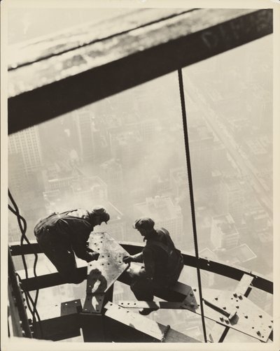 Empire State Building, New York od Lewis W. Hine