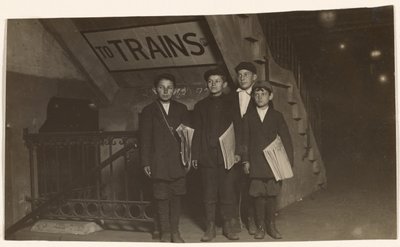 [Čtyři novináři u vchodu do metra, New York] od Lewis W. Hine