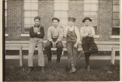 [Skupina chlapců, kteří pracují v továrně na boty Brown Shoe Factory, Moberly, Missouri] od Lewis W. Hine