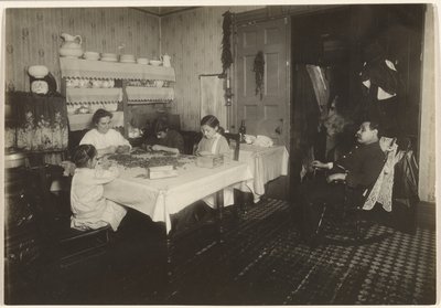 Pomocní dělníci - Cracking Nuts, New York City od Lewis W. Hine