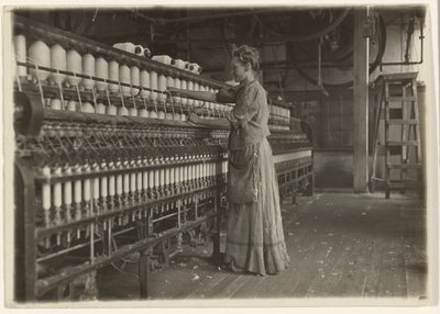 Ve staromódní textilce (přádelně). od Lewis W. Hine