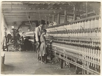 [Muž s dívkou u přádelního stroje, továrna na bavlnu v Jižní Karolíně] od Lewis W. Hine