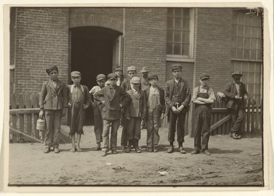 [Dělníci před mlýnem, Massachusetts] od Lewis W. Hine