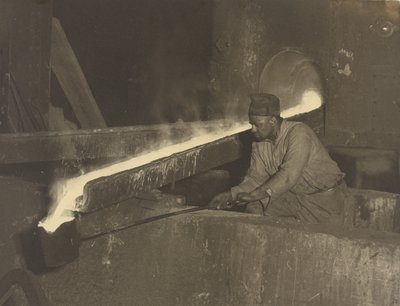 [pomocník formíře, Baldwin Locomotive Plant] od Lewis W. Hine