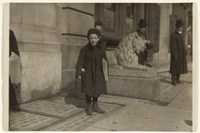 Newsboy od Lewis W. Hine