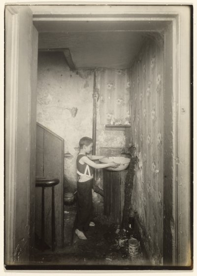 Jeden kohoutek pro celý činžák, N.Y. od Lewis W. Hine