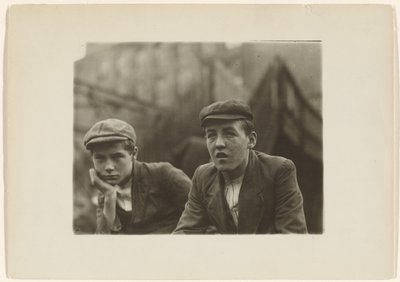 Dva chlapci v kabátech a čepicích, New Jersey od Lewis W. Hine