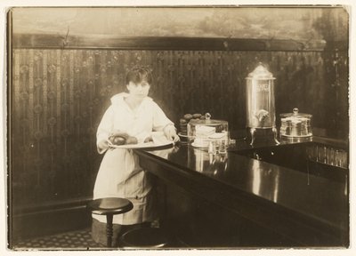 Servírka od Lewis W. Hine
