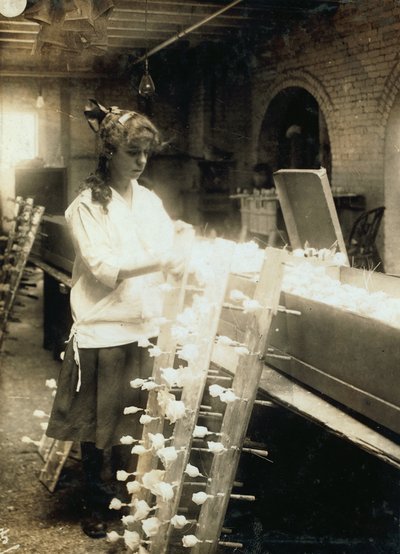 Čtrnáctiletá Margaret Ciampa pracuje v Boston Floral Supply Company v Bostonu, Massachusetts. od Lewis Wickes Hine