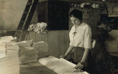 15letá dívka skládá ručníky v prádelně Bonanno, Boston, Massachusetts od Lewis Wickes Hine