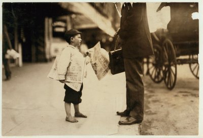 6letý novinář Hyman prodává noviny do 18:00. v Lawrence, Massachusetts, 1911 od Lewis Wickes Hine