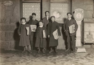 20:30 Skupina novinářů prodává v depu, Hartford, Connecticut. Nejmenšímu chlapci je 11 let, březen 1909 (foto) od Lewis Wickes Hine