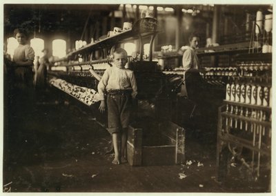 8letý Leo, jen 4 stopy vysoký, sbírá cívky za 15 centů denně v Elk Cotton Mills, Fayetteville, Tennessee, 1910 od Lewis Wickes Hine