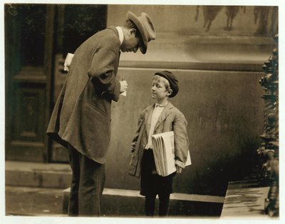 8letý novinář Michael McNelis, který se právě zotavil z druhého záchvatu zápalu plic, prodával noviny v dešťové bouři, Philadelphia, Pennsylvania, 1910 od Lewis Wickes Hine