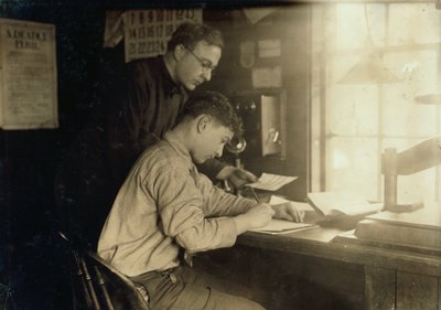 Patnáctiletý chlapec pracující v kanceláři železnice New York, New Haven and Hartford Railroad v Bostonu ve státě Massachusetts. od Lewis Wickes Hine