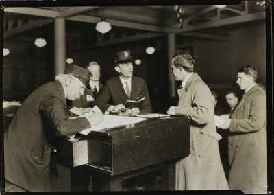 Přiblížení ostrova Ellis Island od Lewis Wickes Hine