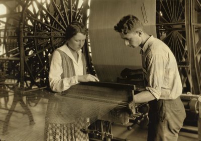 Chlapec a dívka pracující na tkalcovském stavu v továrně Cheney Silk Mills v jižním Manchesteru ve státě Connecticut. od Lewis Wickes Hine