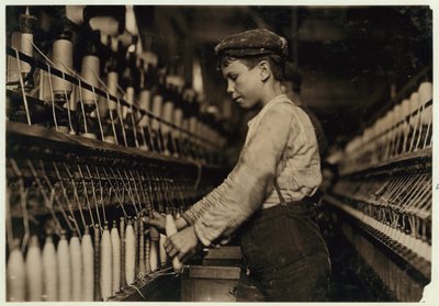 Doffer nahrazuje plné cívky v Globe Cotton Mill, Augusta, Georgia, 1909 od Lewis Wickes Hine
